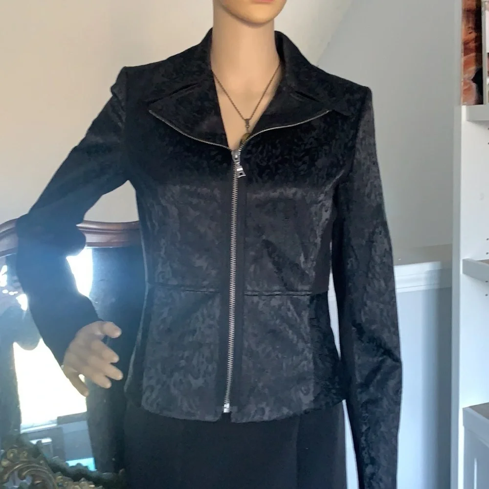 Tahari moto black blazer jacket textured animal print sz 4 zipper classic‎